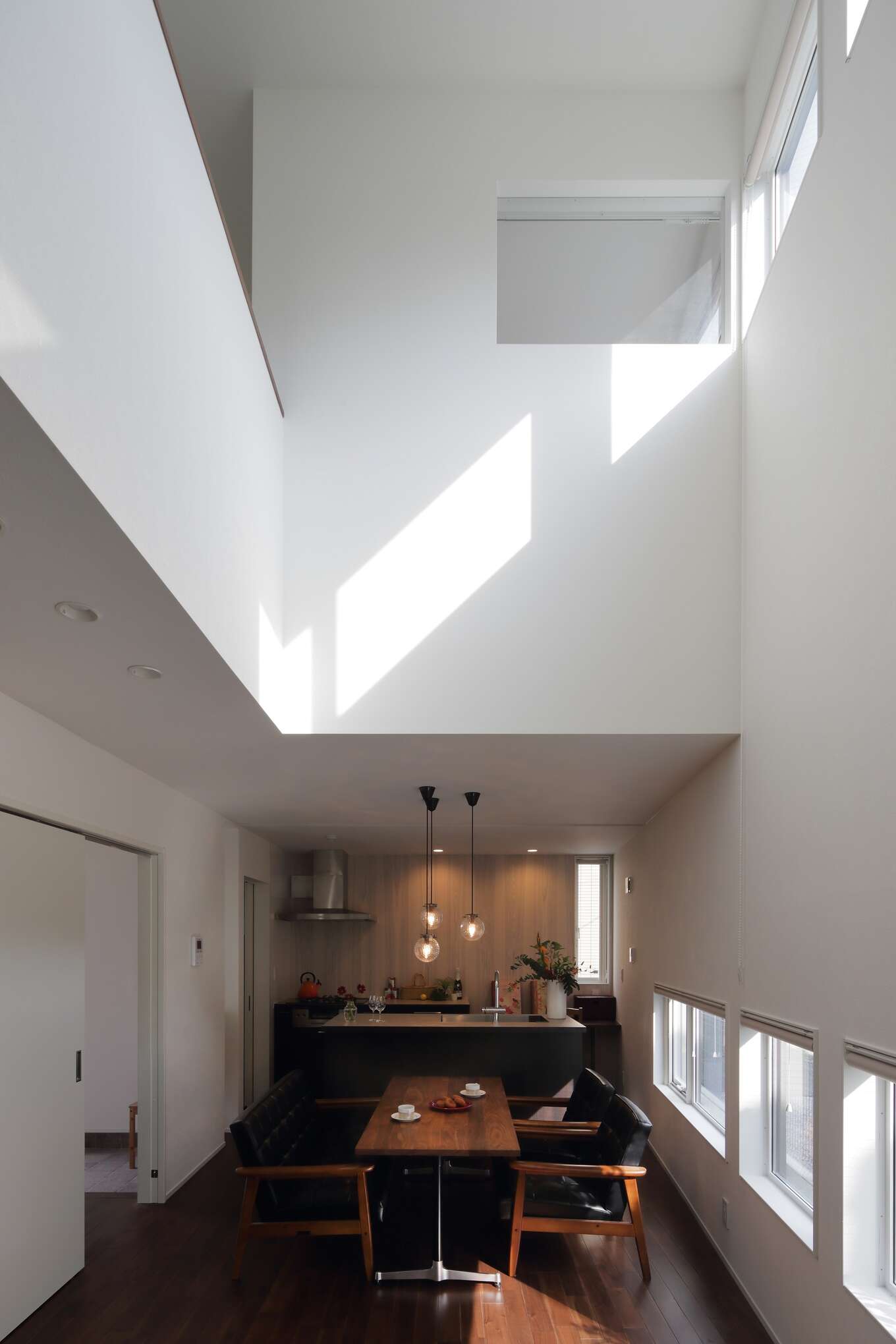 高窓から差し込む光が白壁を反射させて部屋全体を明るくしている。