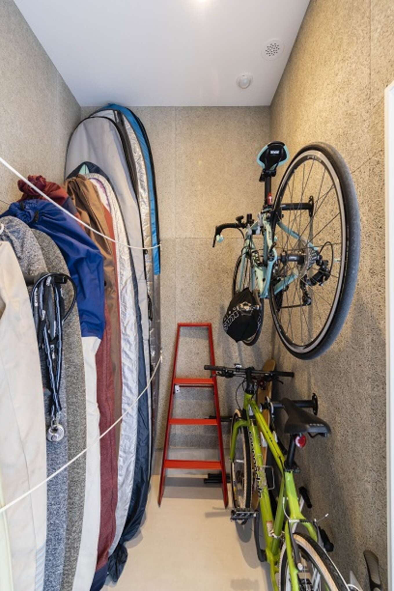 サーフィンや自転車が趣味のご主人のためにつくられた収納スペース