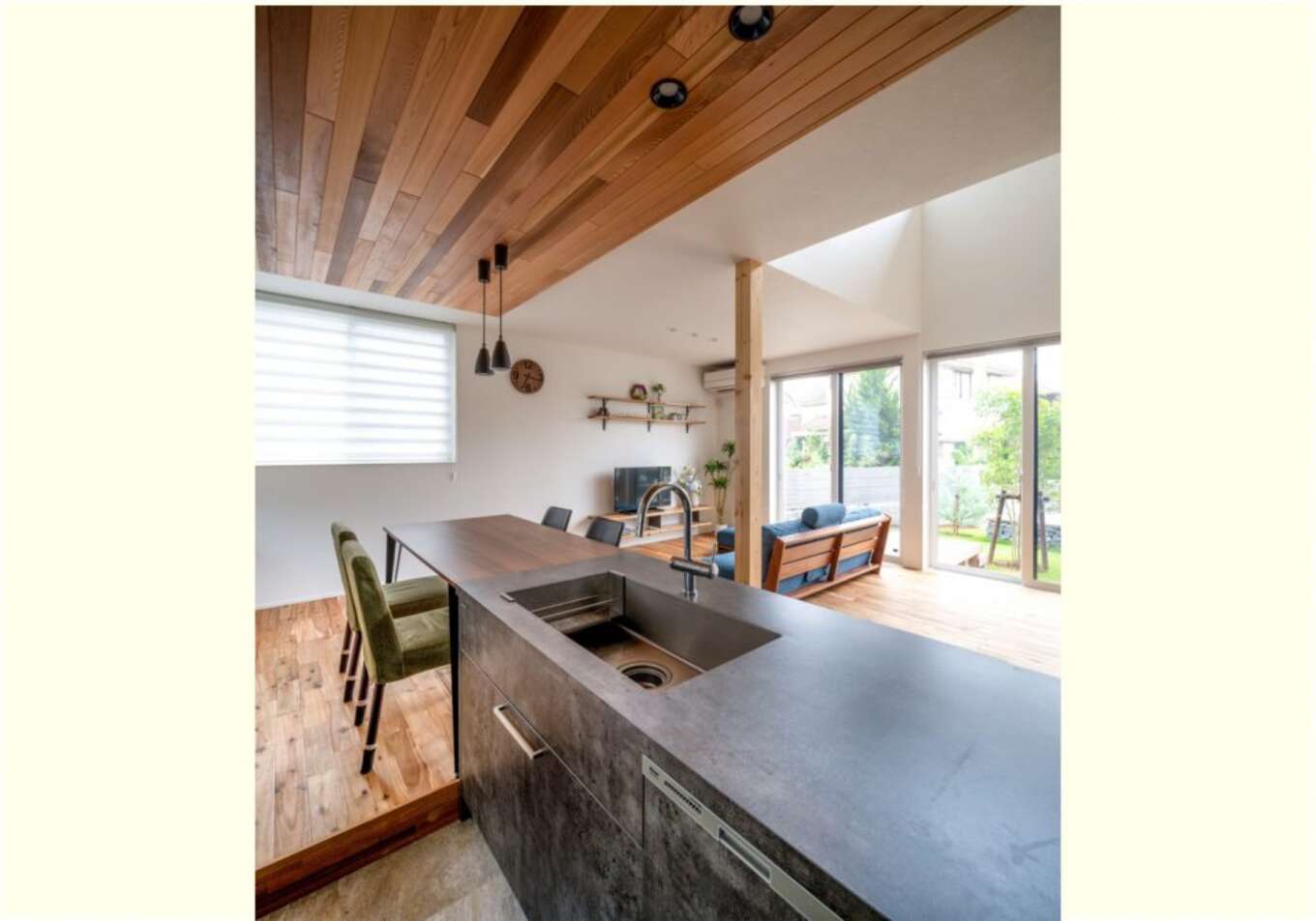 アイランドキッチンと板を貼った天井