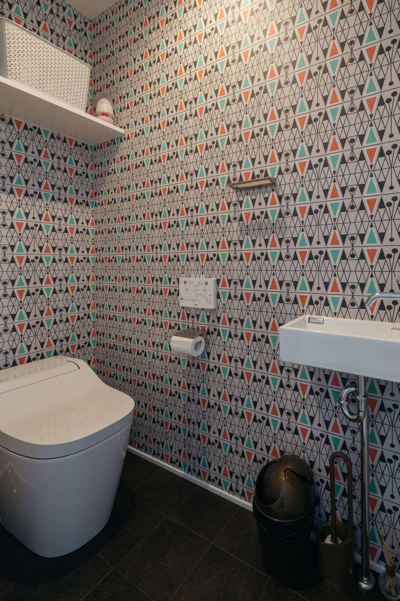 こだわりの壁紙で個性的なトイレ