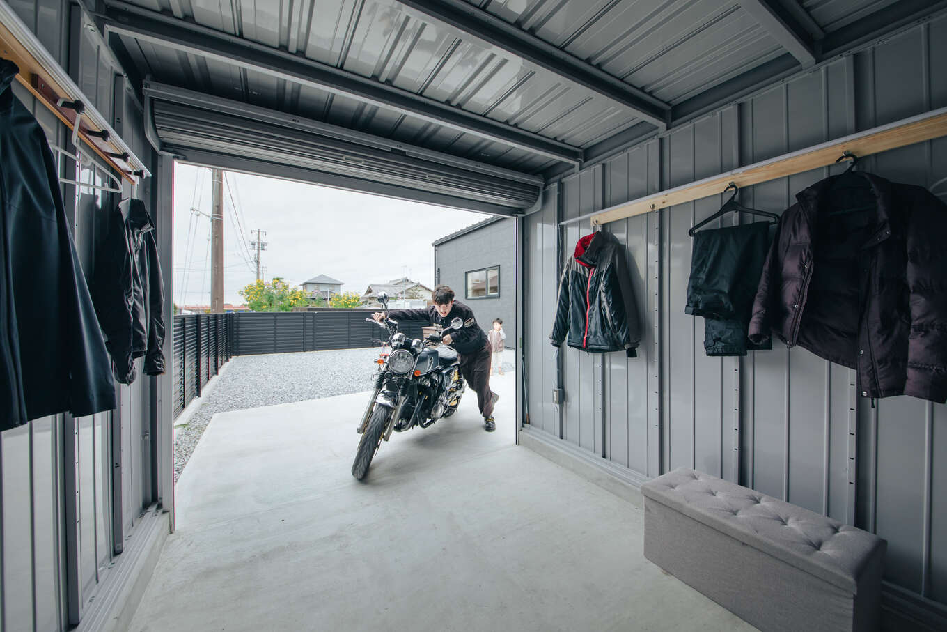 テラス横の趣味を楽しむバイクガレージ