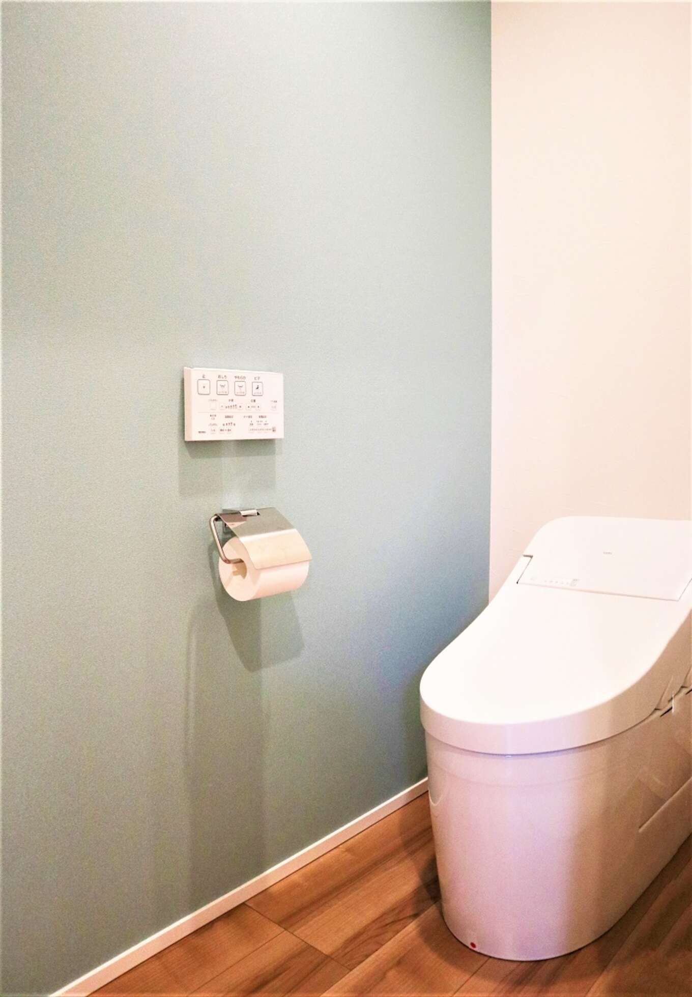トイレと水色の壁紙