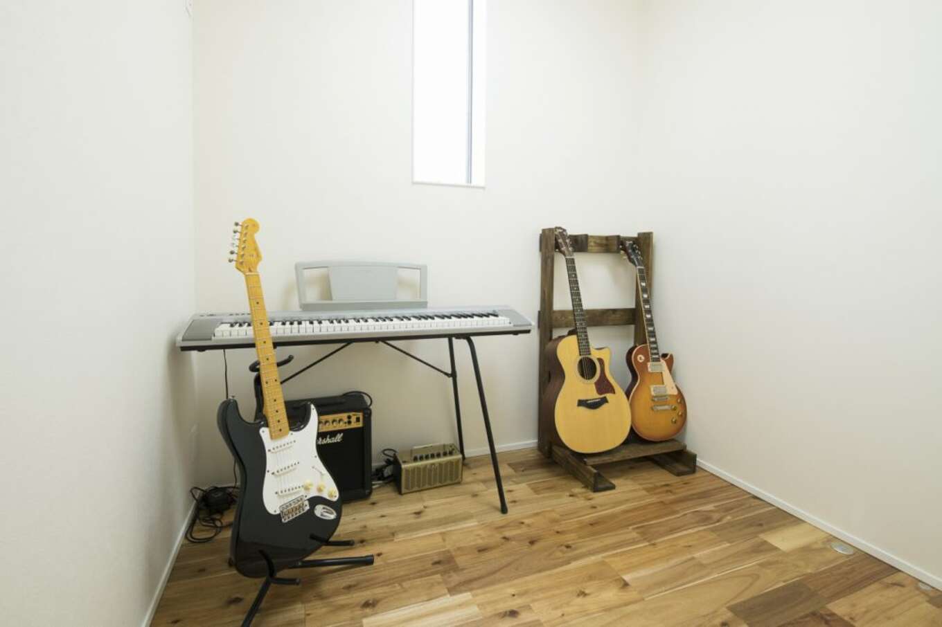 ギターとキーボードのある部屋