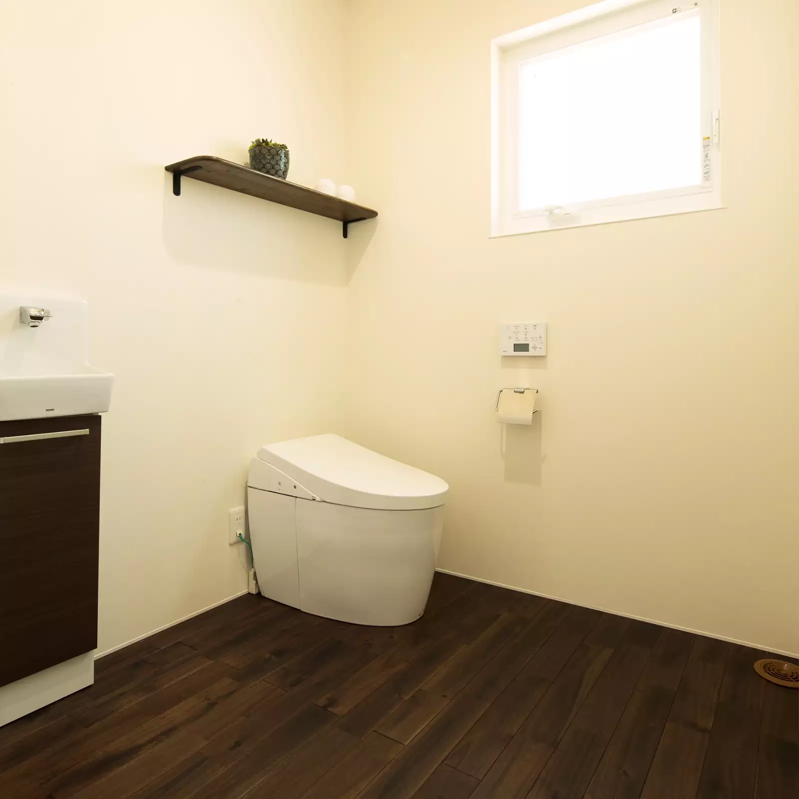 R+houseの物件のトイレの写真です。広々とした空間のトイレは車椅子でも動きやすい。便器の横には洗面台も設置。