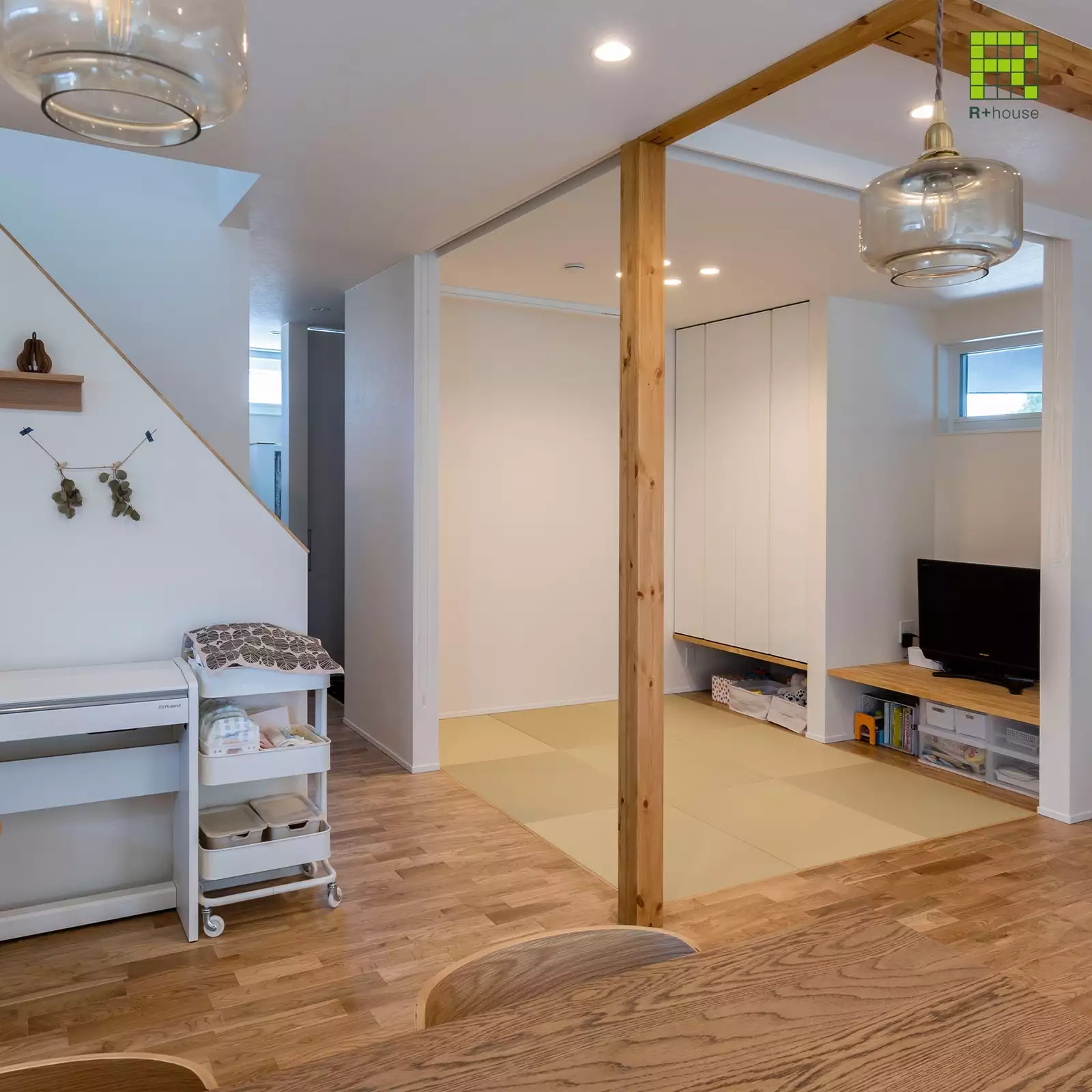 R+houseの物件の畳スペースの写真です。リビングとフラットな畳コーナーはバリアフリーに配慮しています。