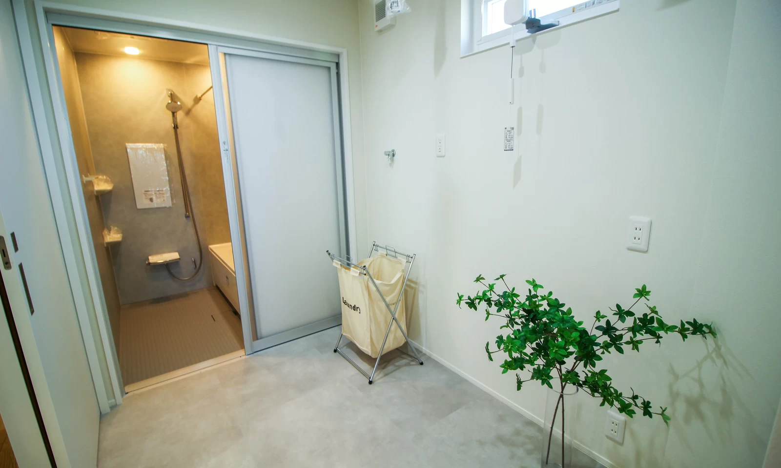 収納と動線がちょうどいい家(秋田県秋田市)の洗面所・ランドリールームの写真