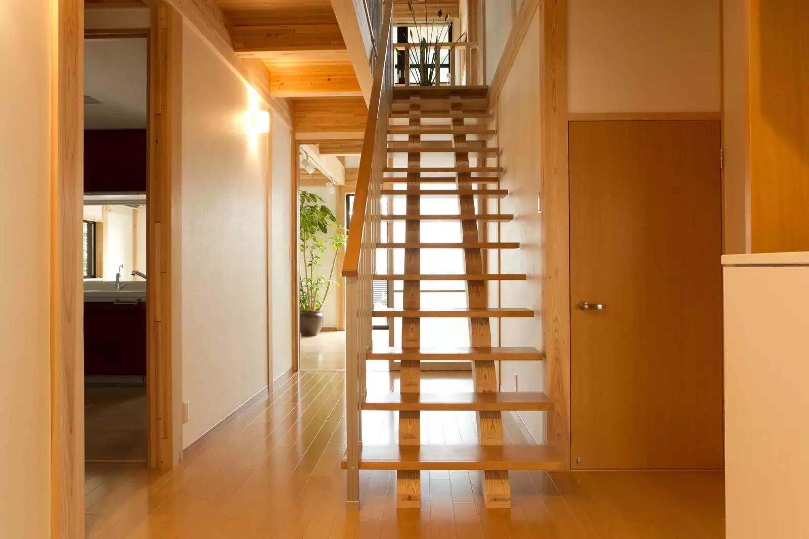 木造のシンプルな階段