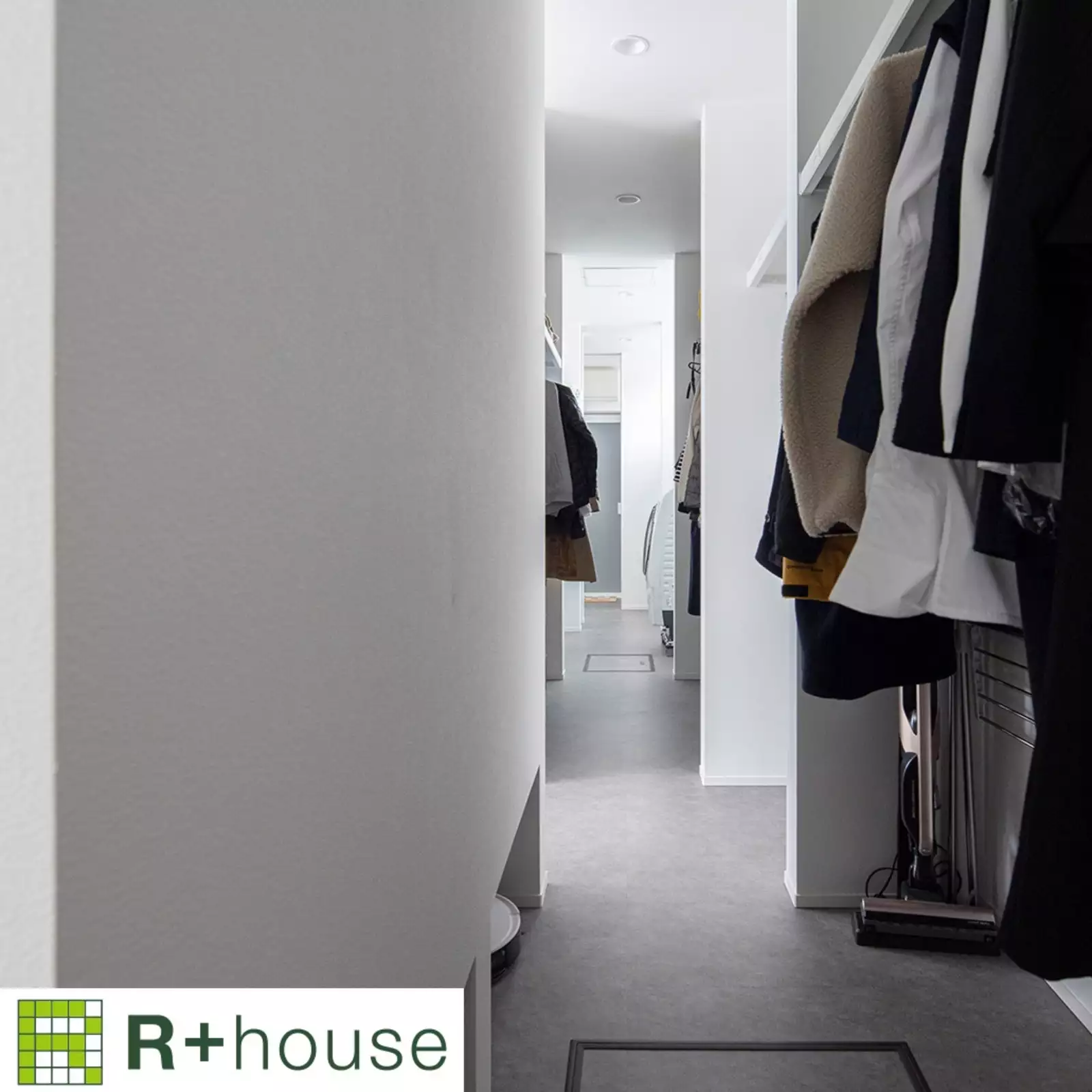 R+houseの物件のウォークインクローゼットの写真です。左側の壁の向こうはLDK、まっすぐ伸びた廊下は洗濯スペース、洗面浴室がある。