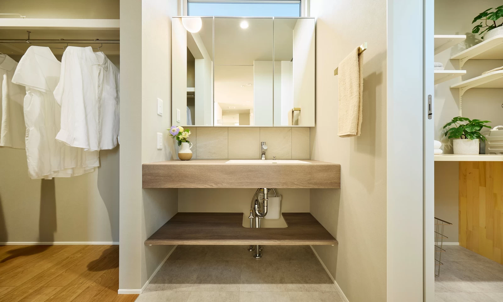 プライバシーに配慮した中庭のある家(秋田県秋田市)のファミリークロゼット・造作洗面の写真