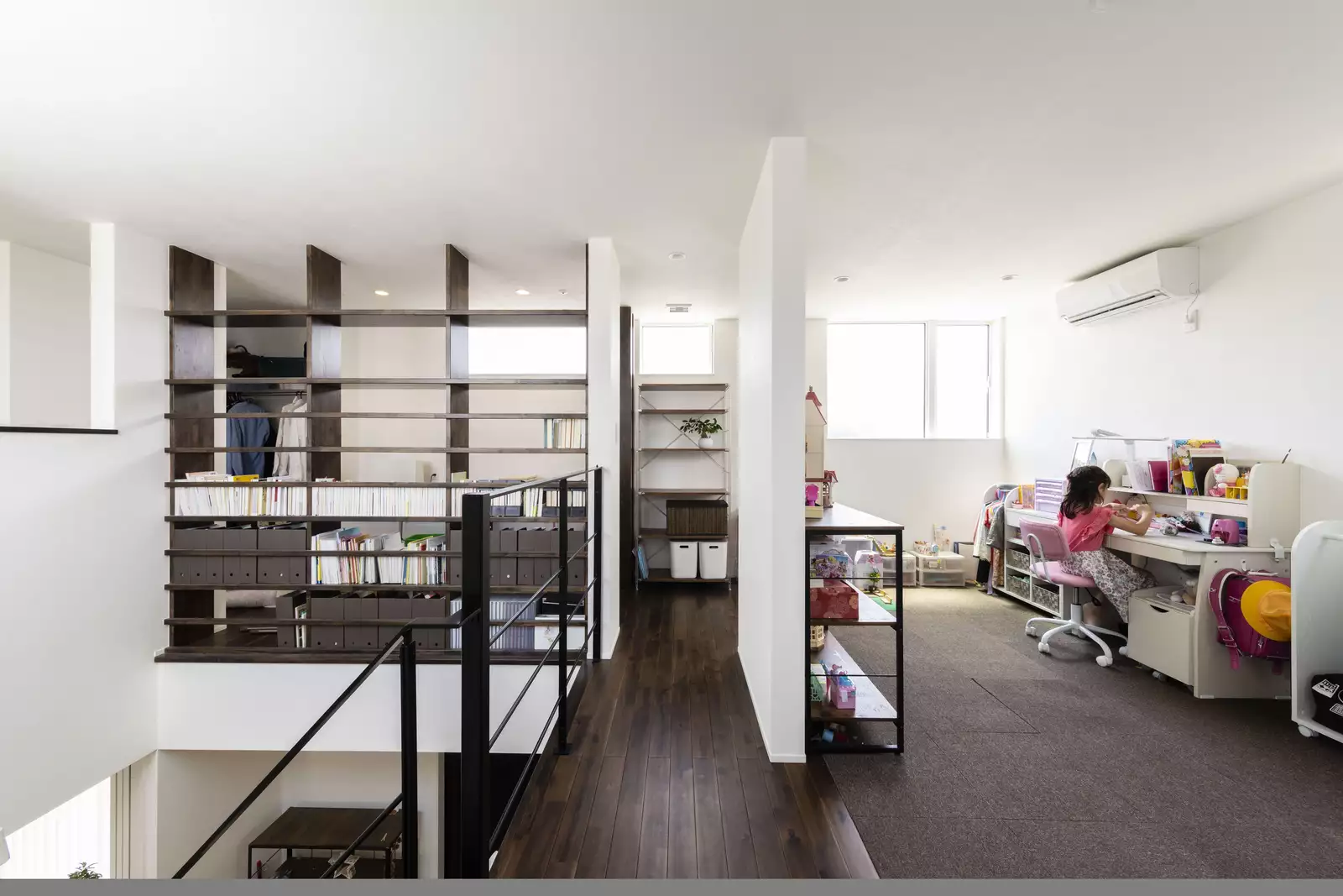 2階のオープンな本棚と子供部屋