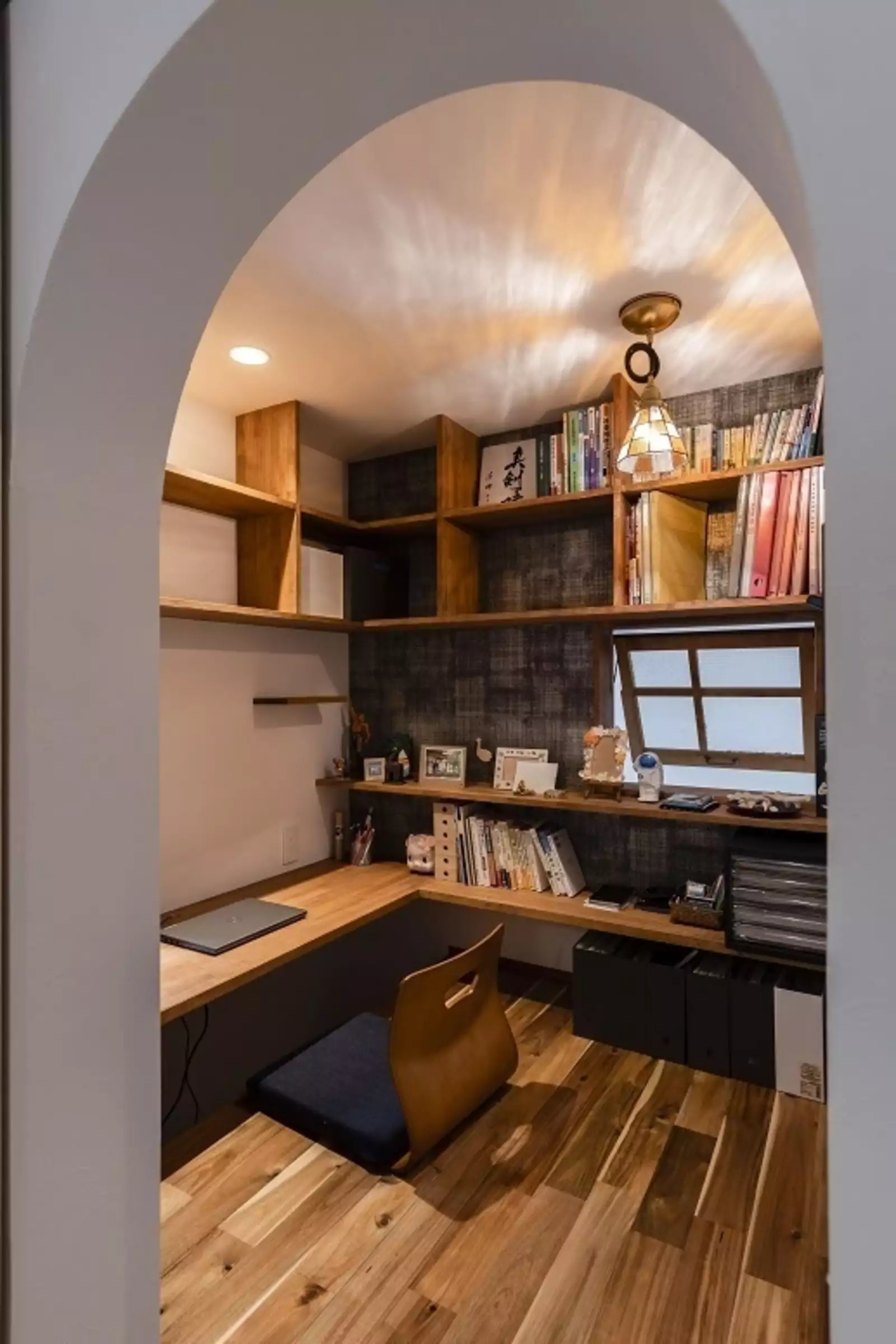 照明や明かり窓のデザインでレトロな雰囲気に仕上げた書斎