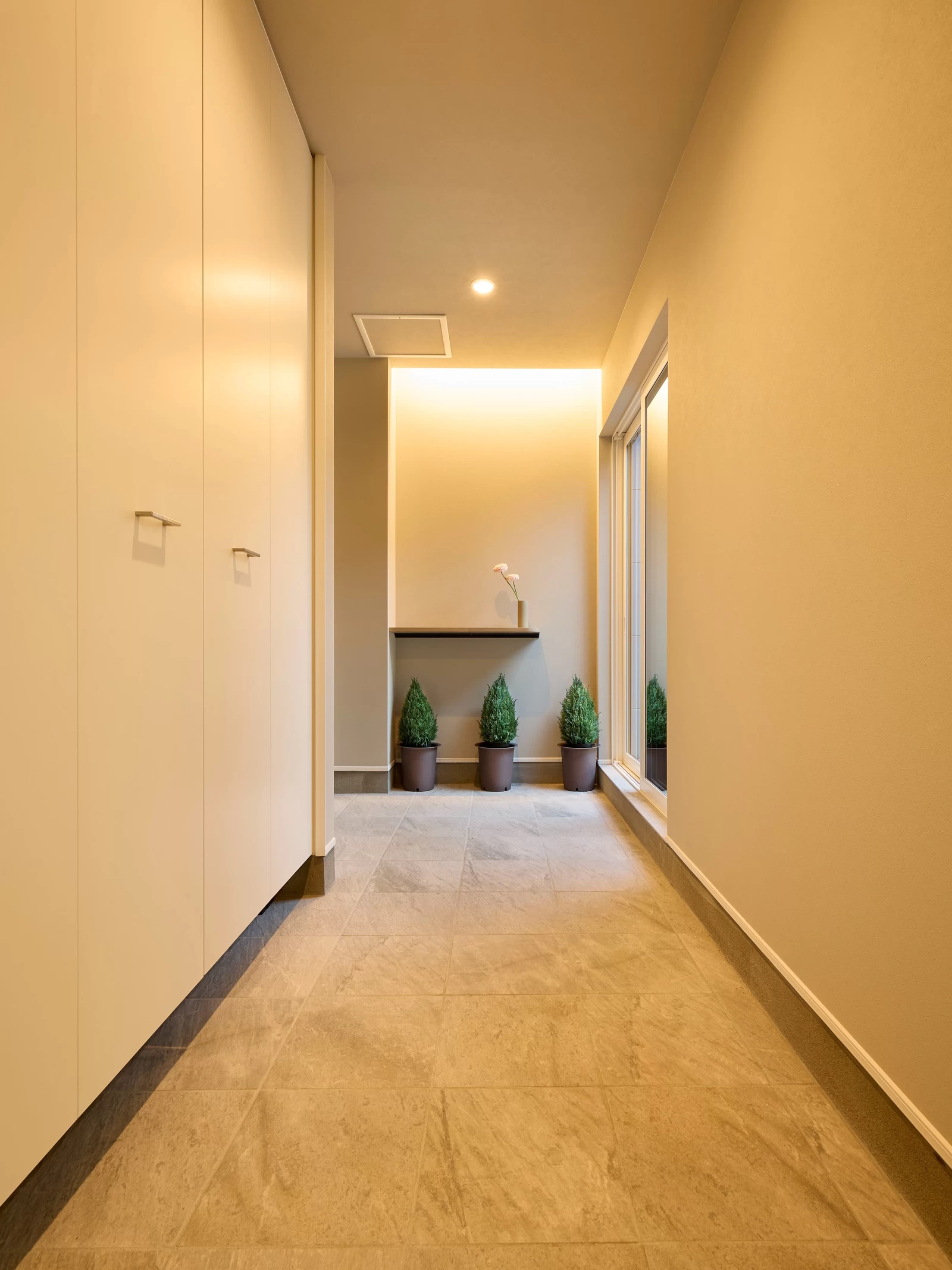 プライバシーに配慮した中庭のある家(秋田県秋田市)の土間・シューズクローゼットの写真