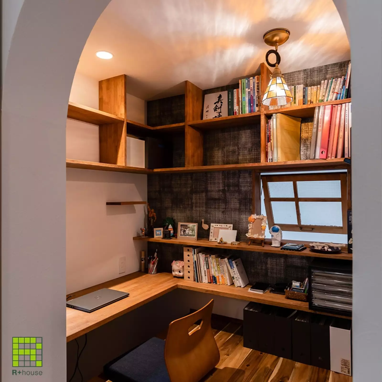 R+houseの物件の書斎の写真です。小さめのかわいい入口越しに、二畳のレトロな雰囲気の書斎。明り取り窓もあるので明るく風通しの良い空間。