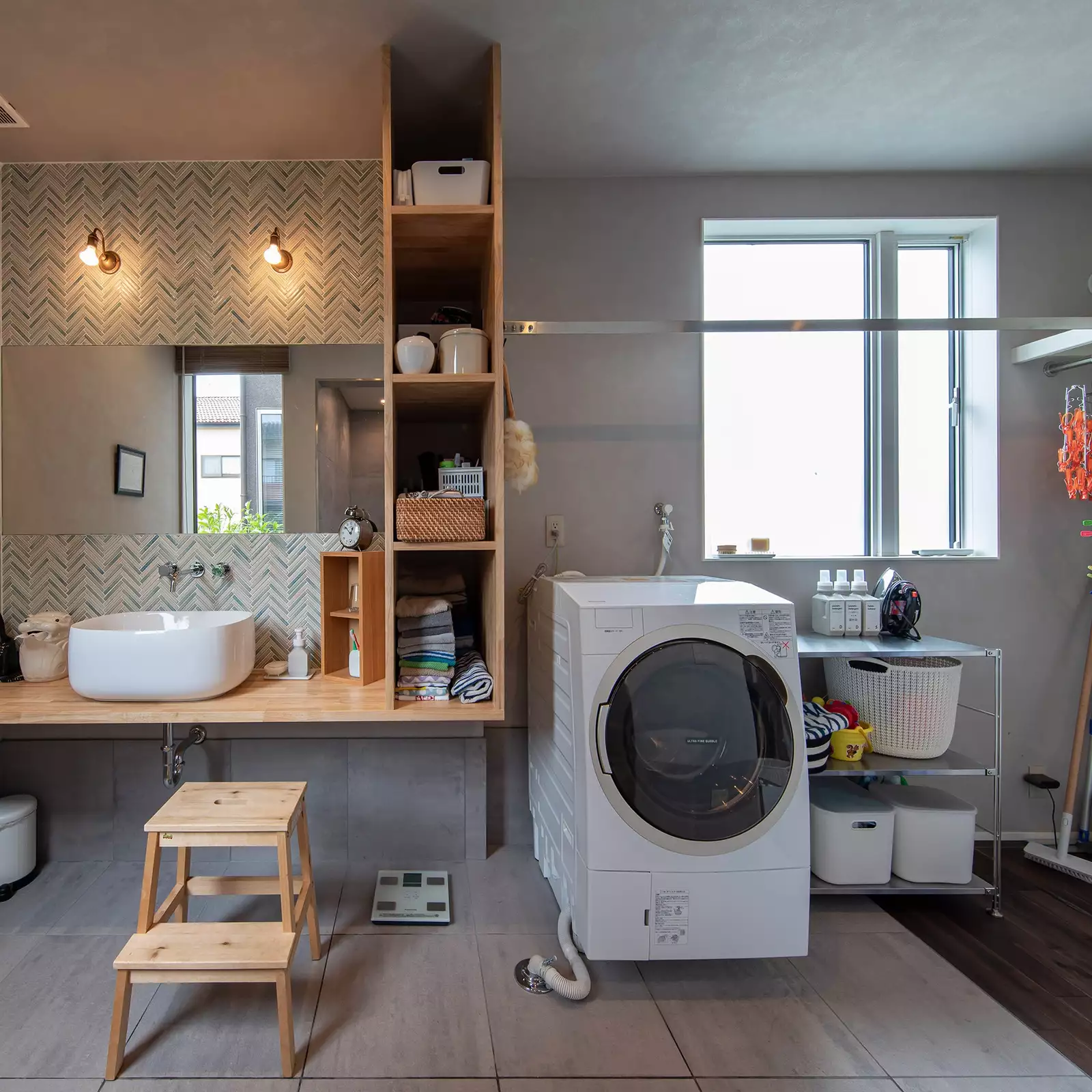 R+houseの物件の洗面、洗濯、脱衣所の写真です。左から洗面台、洗濯室、乾燥室になっている。仕切りのない空間。
