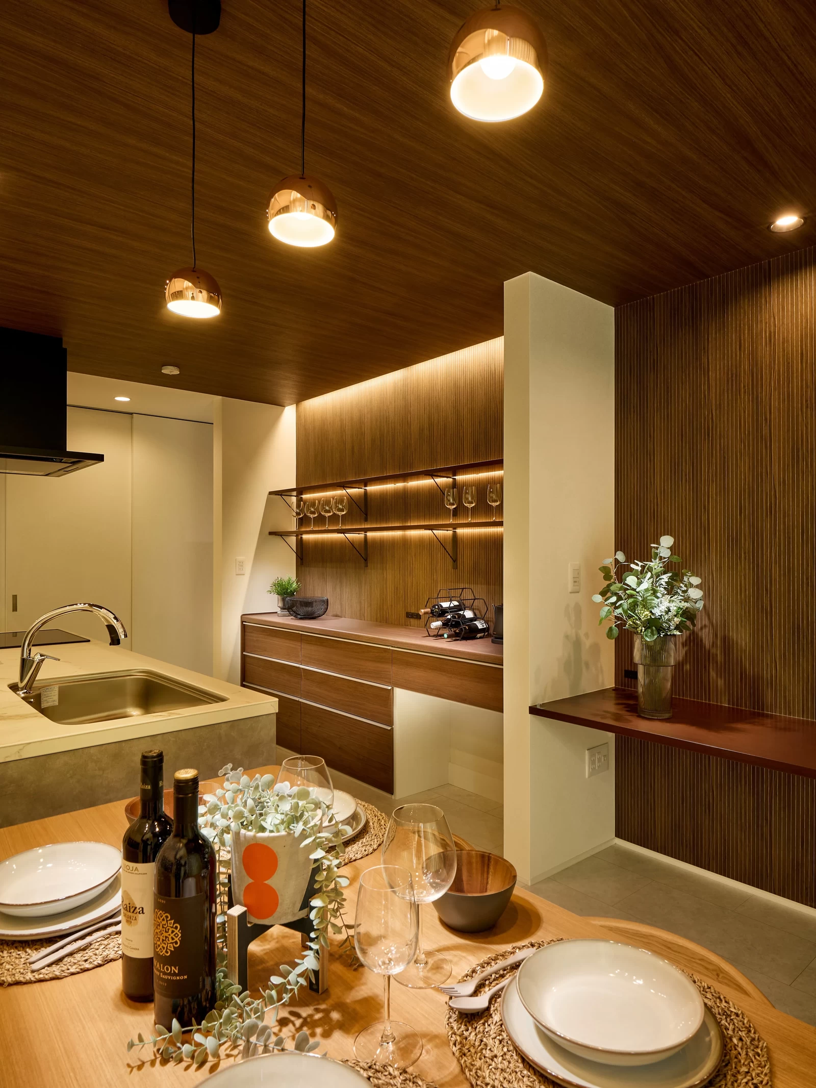 Like　luxury　hotel
～海外のホテルライクな家～(秋田県秋田市)のダイニング・アクセントクロスの写真