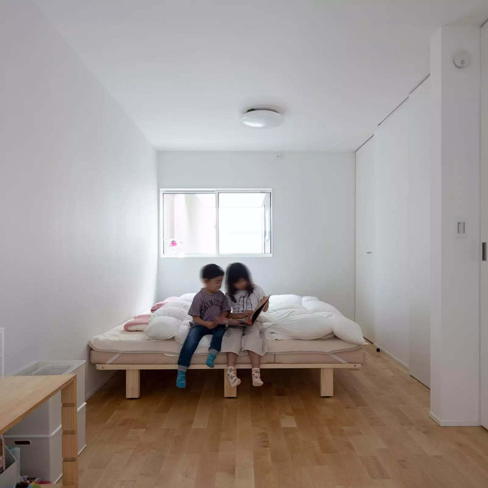 R+houseの物件の子ども室の写真。ほかの部屋と違い、床はバーチ材を使用。壁と天井は白で統一。
