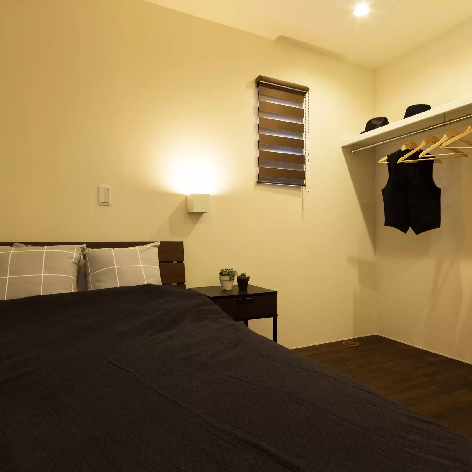 R+houseの物件の寝室の写真です。ベッドとオープンタイプのクローゼットしかないシンプルなお部屋。