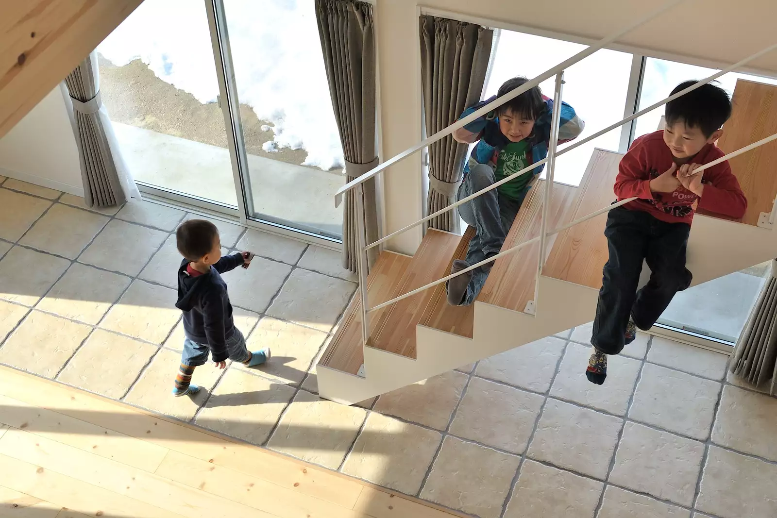 階段で遊ぶ3人の子供たち