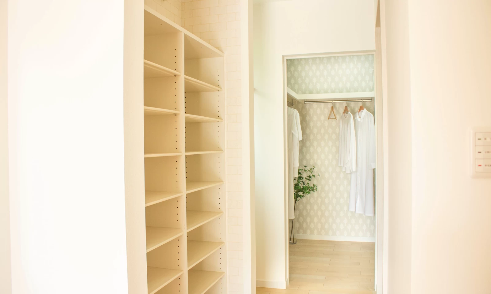 アーチ壁が魅せる北欧風の家(秋田県秋田市)のウォークスルークローゼット・シューズクローゼットの写真