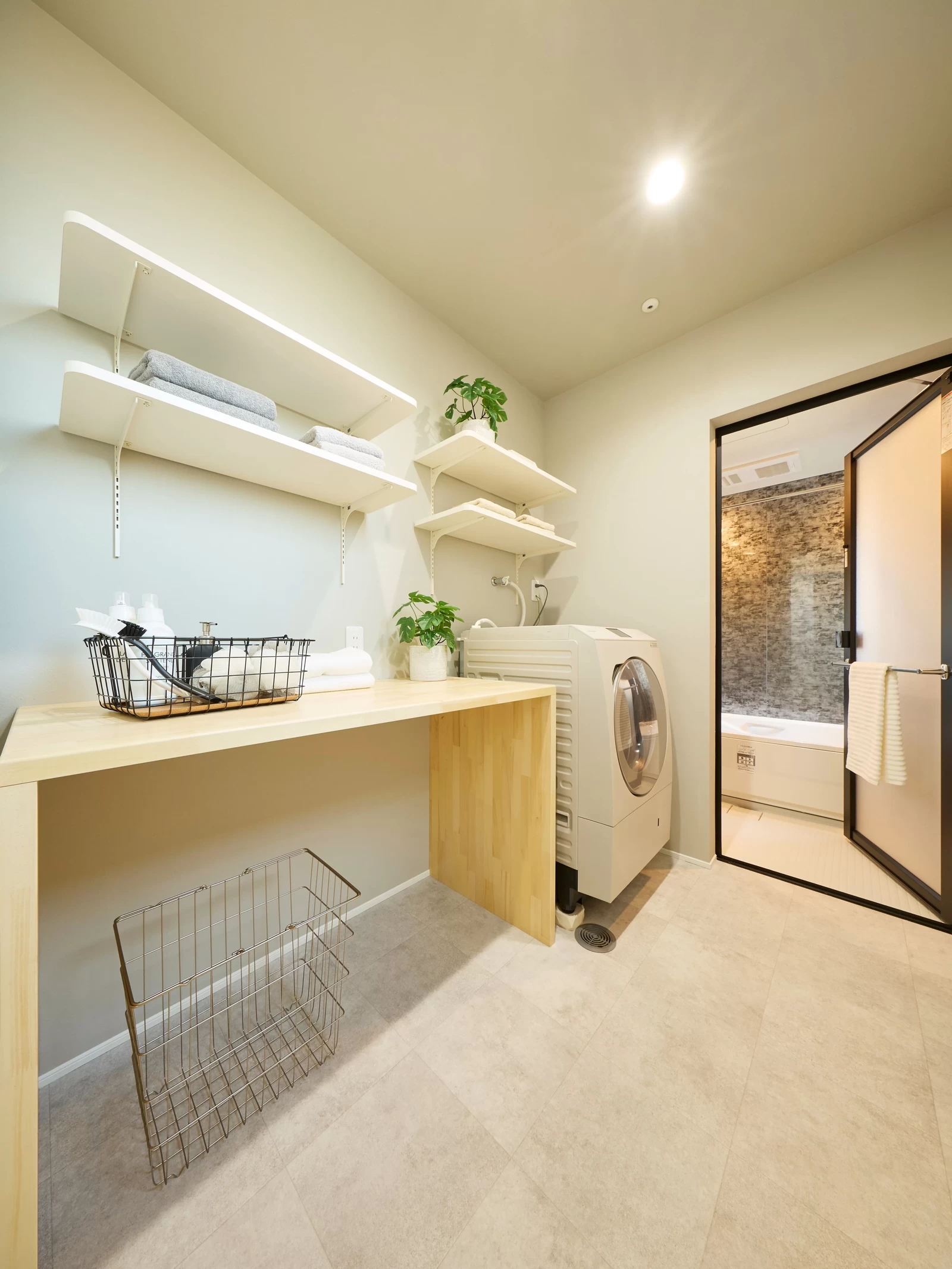 プライバシーに配慮した中庭のある家(秋田県秋田市)の家事動線・ランドリールームの写真