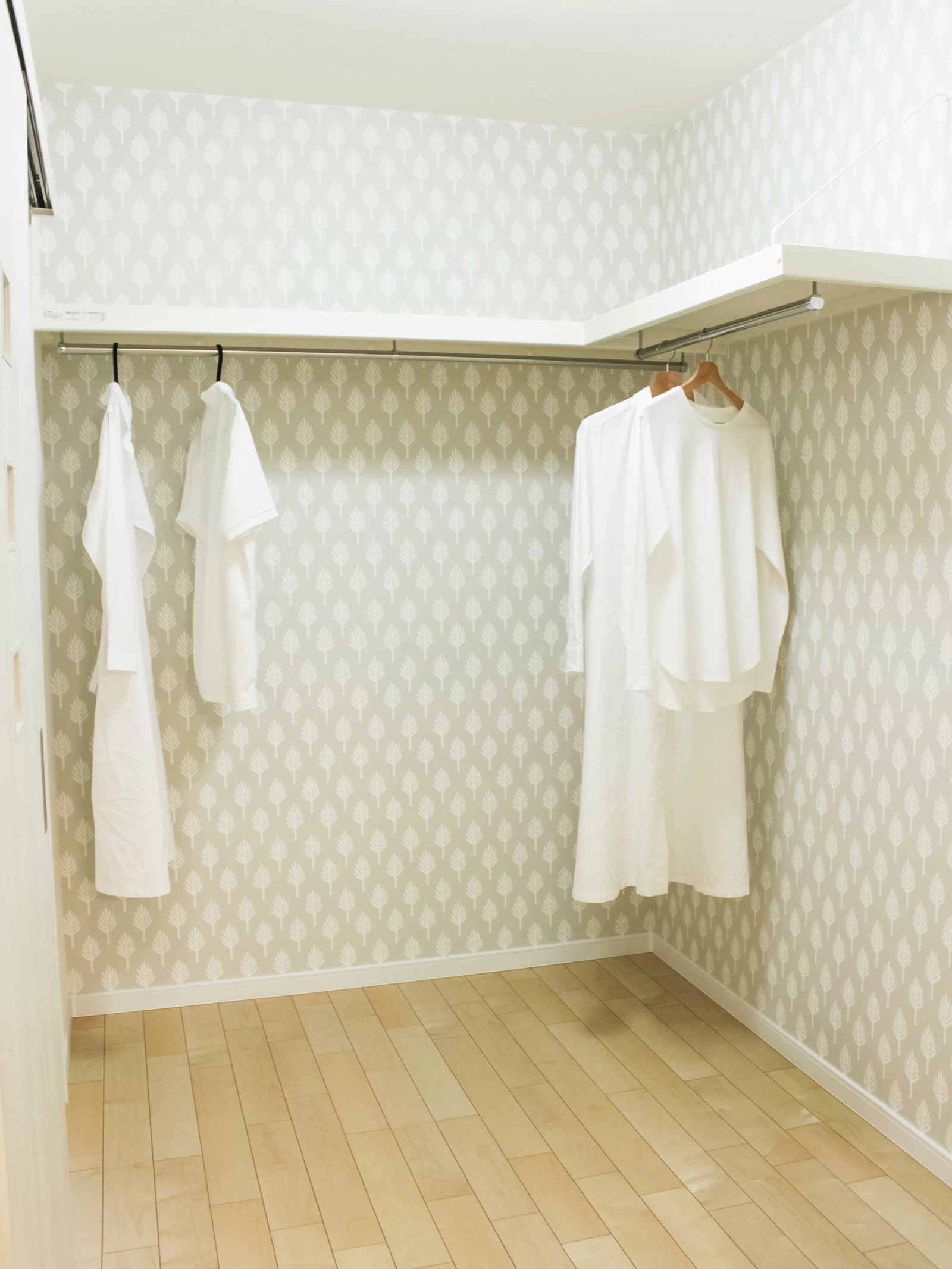 アーチ壁が魅せる北欧風の家(秋田県秋田市)のファミリークロゼットの写真