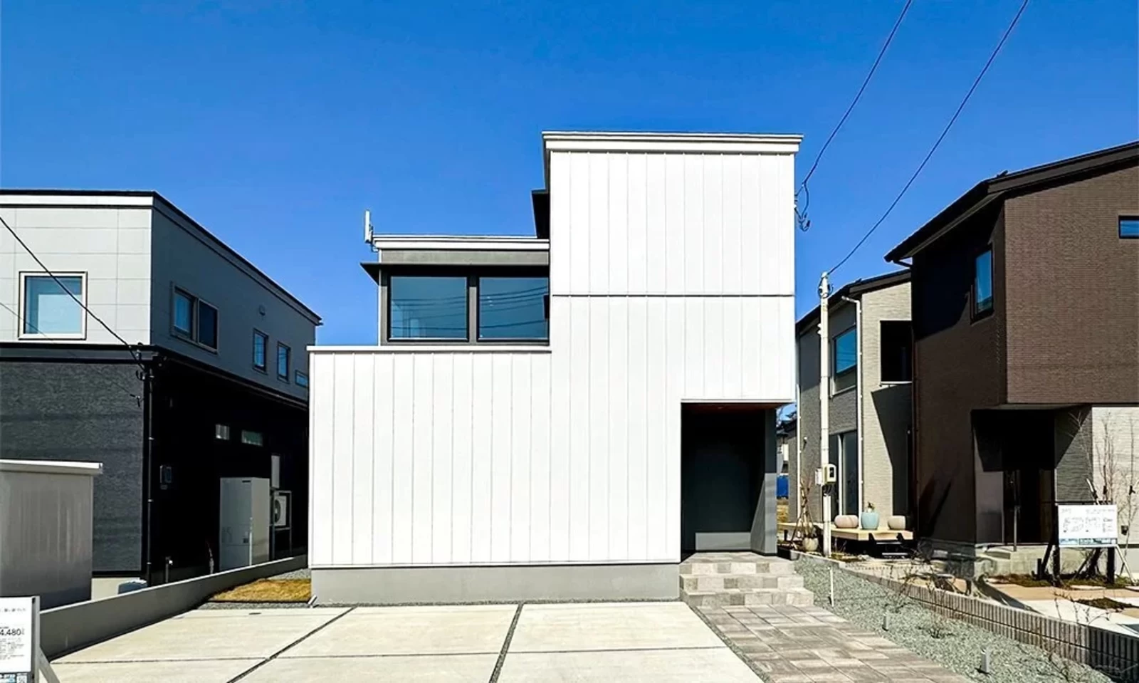 開放的な空間と光が表情を変える、楽しい家(秋田県秋田市)の白い家の写真