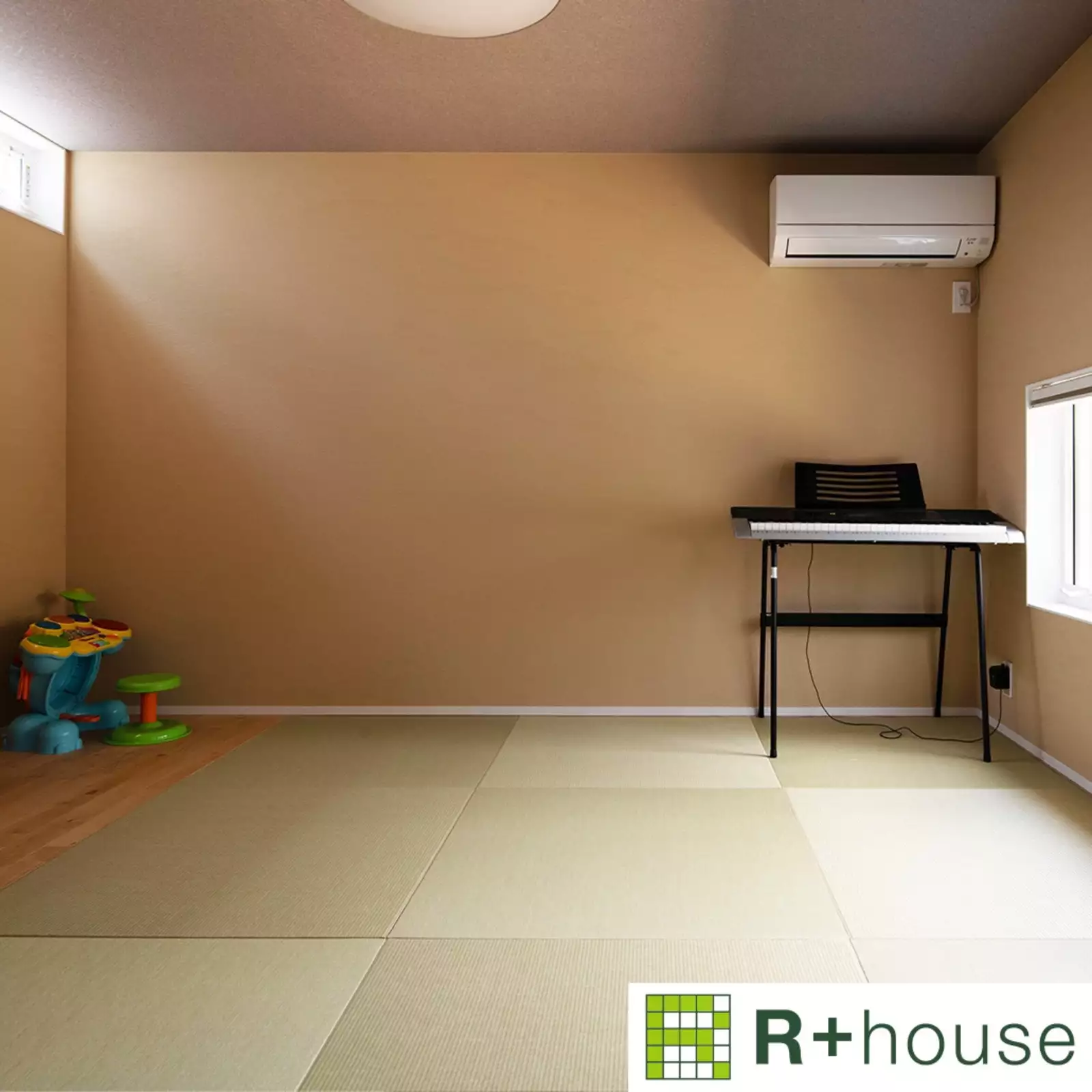 R+houseの物件の畳スペースの写真です。正方形の畳が向きを交互に並べられ、市松模様のようになっている。