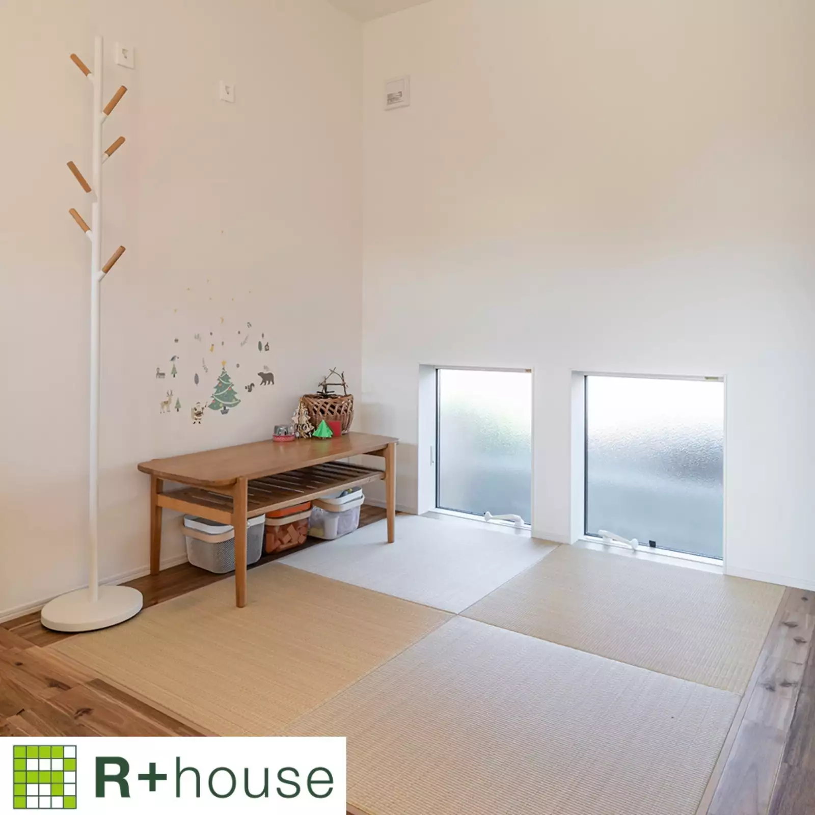R+houseの物件の畳コーナーの写真です。大きめの四角い畳が四枚並んだスペース。すりガラスの窓もあり明るい。