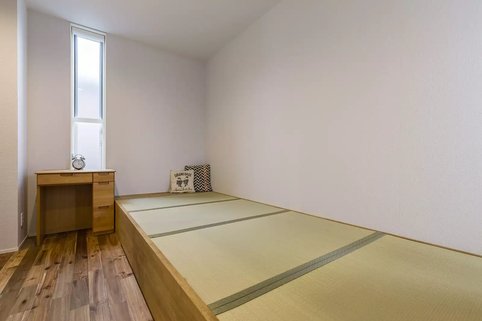 寝室として使用する畳スペース。下部を収納にする事で空間をうまく活用。