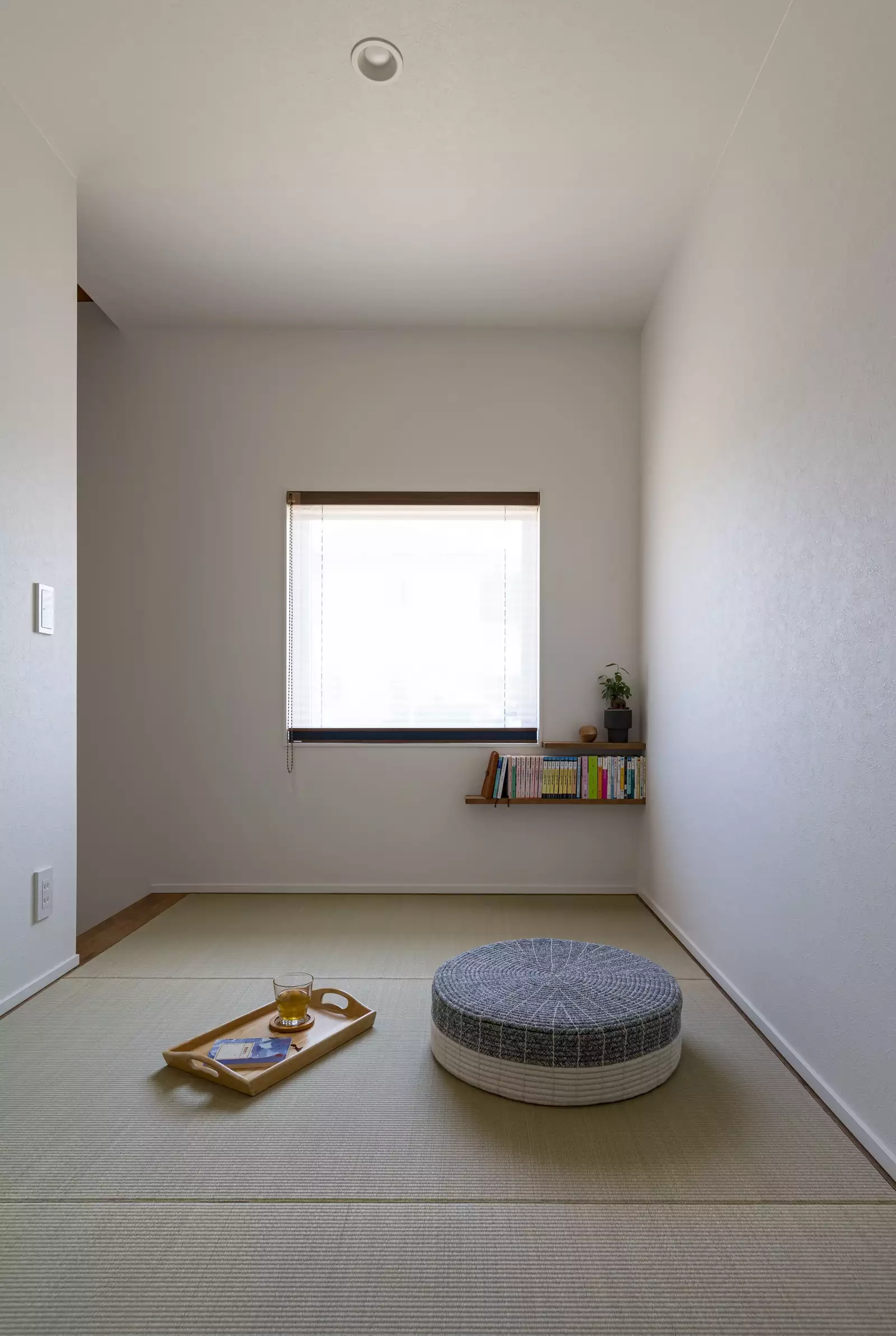 窓のあるシンプルな畳コーナー