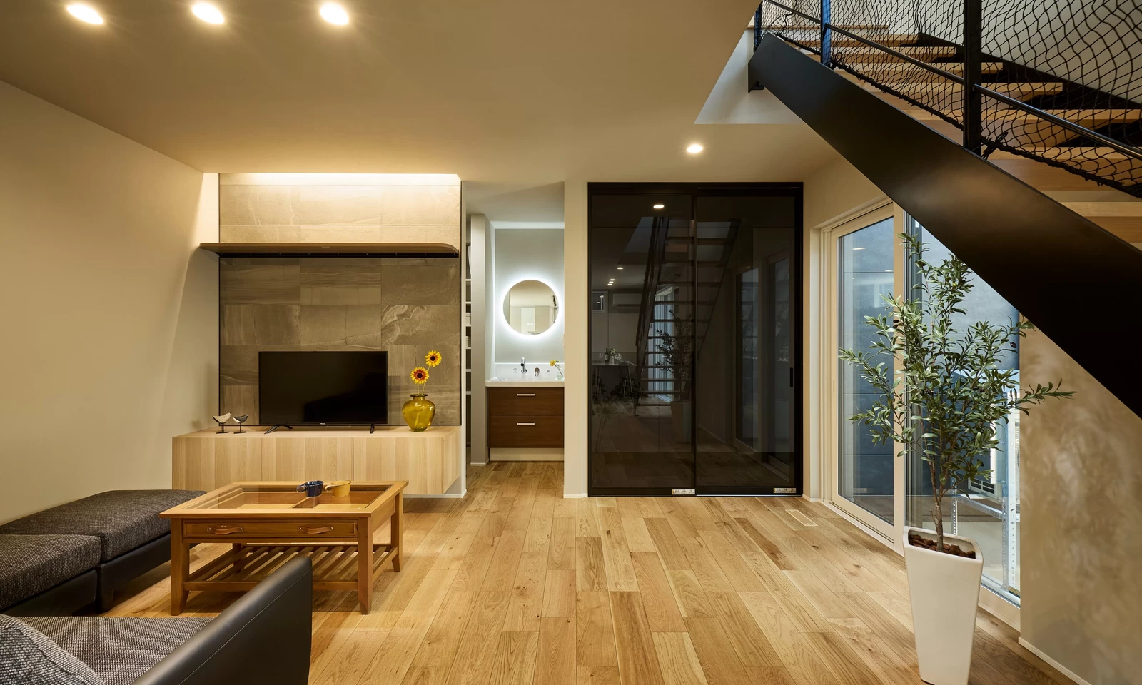 プライバシーに配慮した中庭のある家(秋田県秋田市)の吹き抜け・スケルトン階段の写真