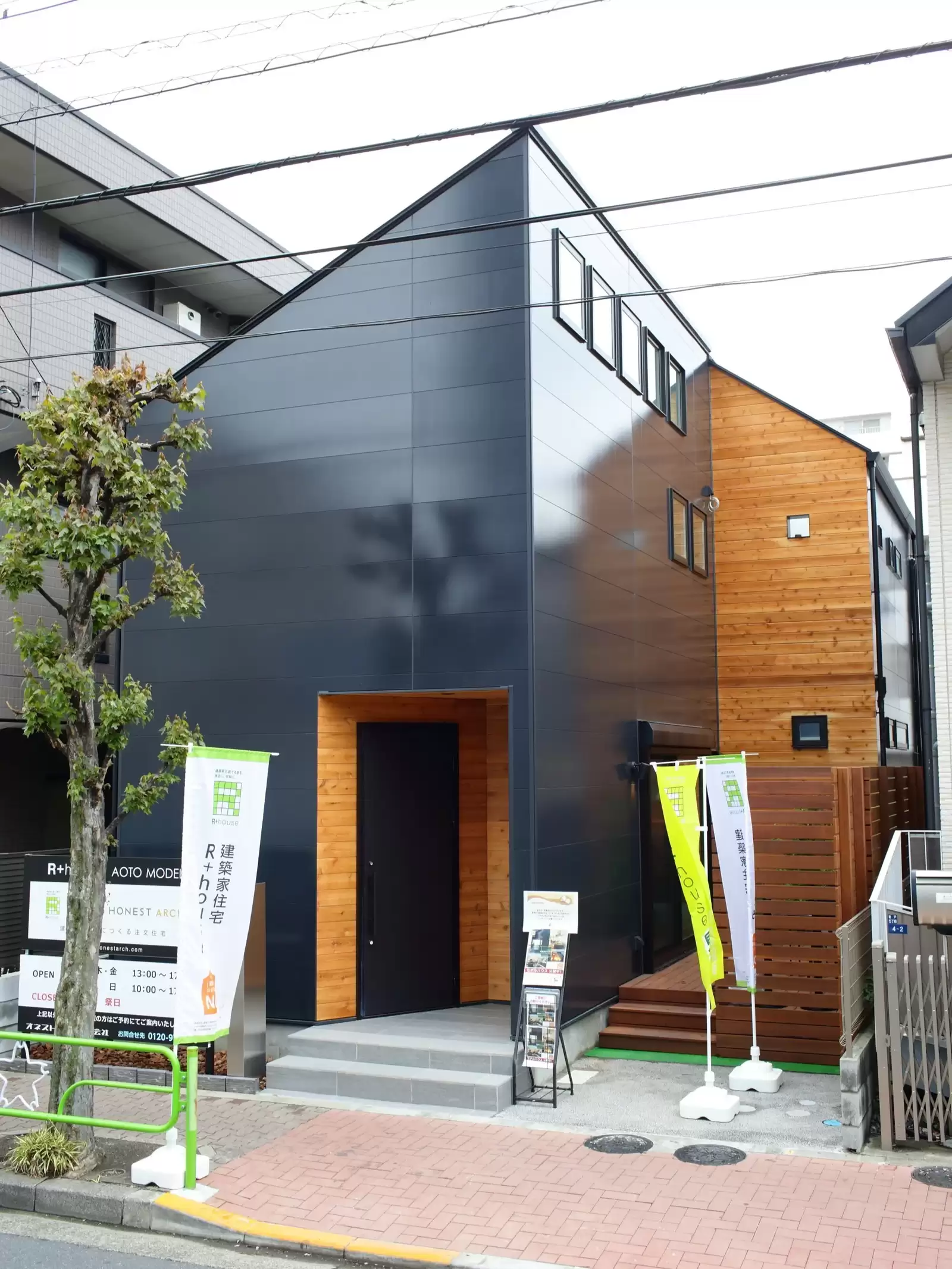 家のどこにいても家族とのつながりを感じる家(東京都葛飾区)の外観・黒い家の写真