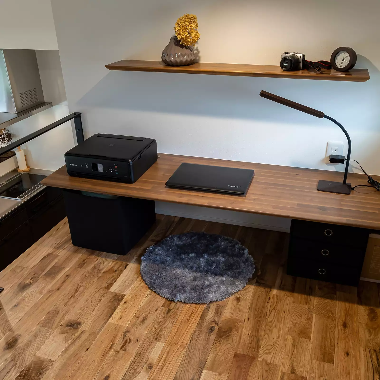 R+houseの物件の書斎の写真です。作り付けのテーブルは床に座って作業ができる高さ。左側にはキッチンが見下ろせる。