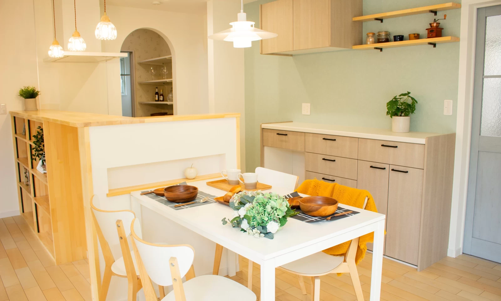 アーチ壁が魅せる北欧風の家(秋田県秋田市)のアクセントクロスの写真