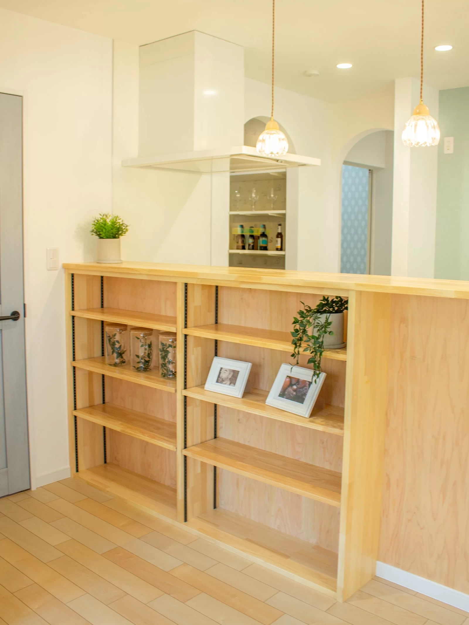 アーチ壁が魅せる北欧風の家(秋田県秋田市)の造作家具の写真