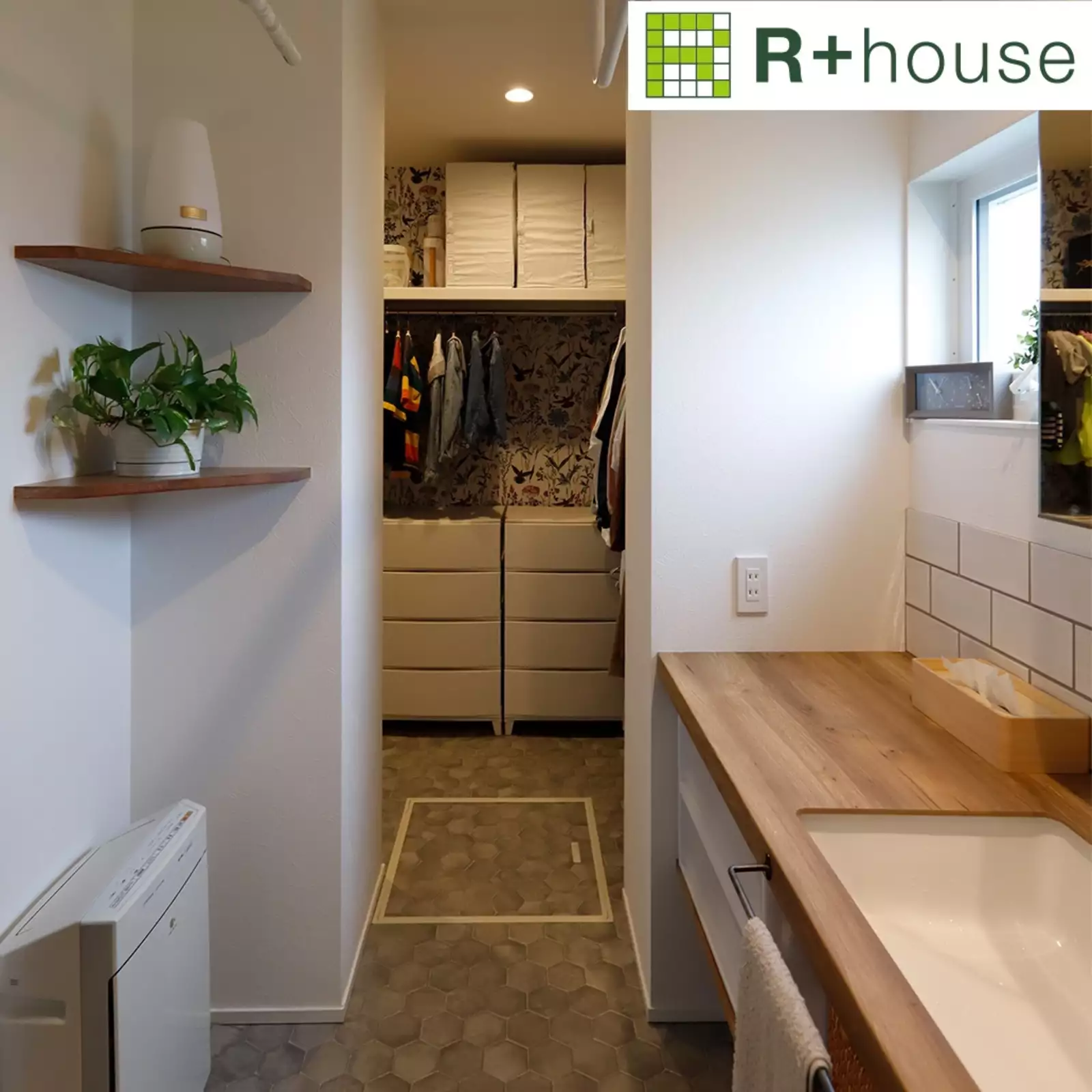 R+houseの物件の洗面所の写真です。グレーの床に白の壁、洗面コーナーの天板は木目でおしゃれ