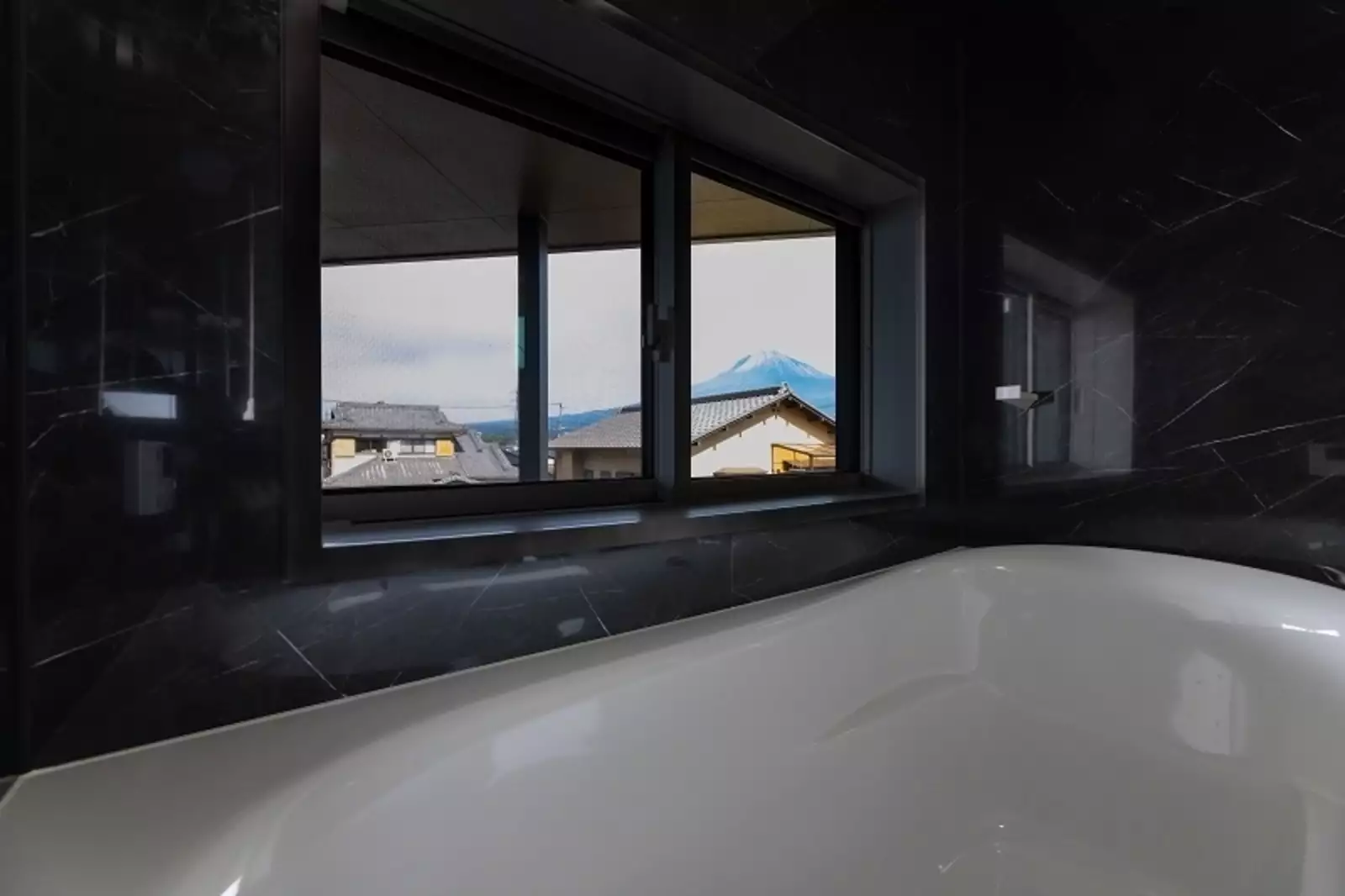 バスルームからみる富士山