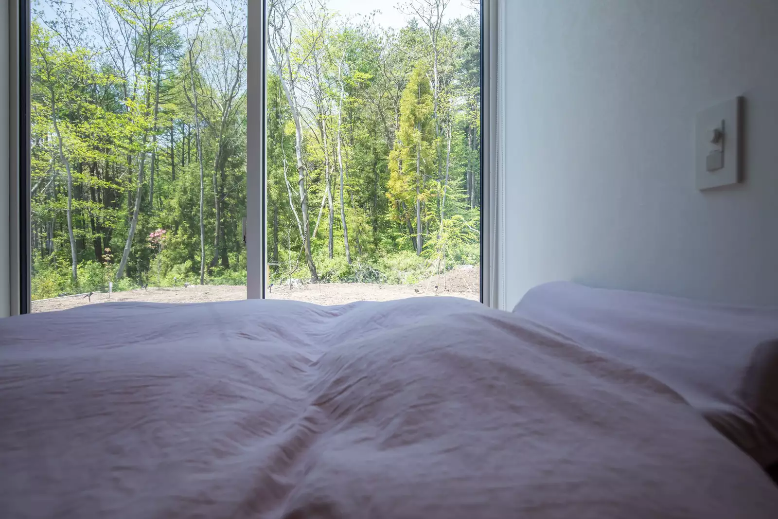 窓からの眺望を楽しめる寝室