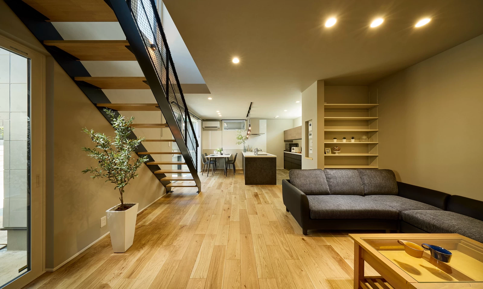 プライバシーに配慮した中庭のある家(秋田県秋田市)のグレーのリビング・スケルトン階段の写真