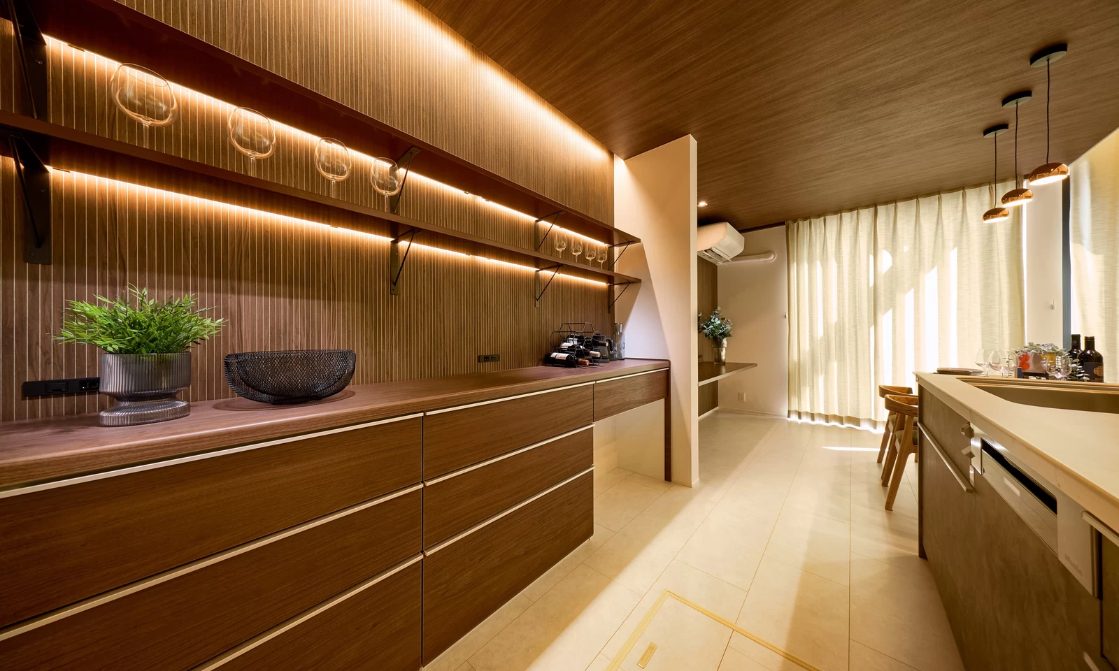 Like luxury hotel
～海外のホテルライクな家～(秋田県秋田市)のキッチン収納の写真