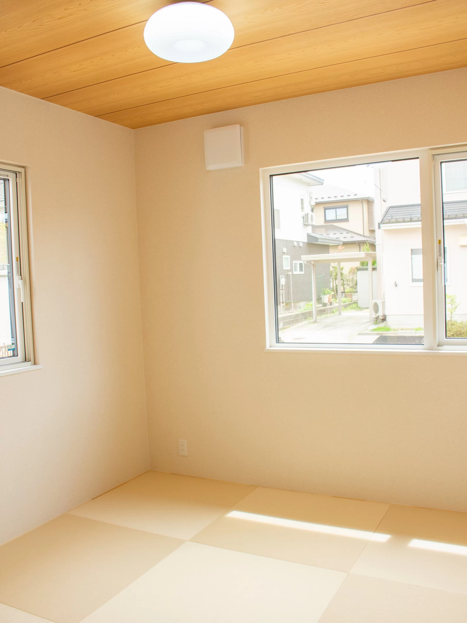 アーチ壁が魅せる北欧風の家(秋田県秋田市)の和室の写真