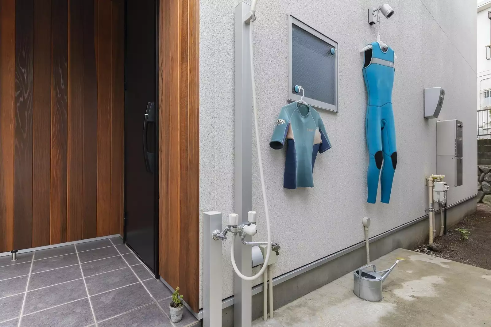 サーフィンが趣味のご主人の要望で玄関横にシャワーを設置。