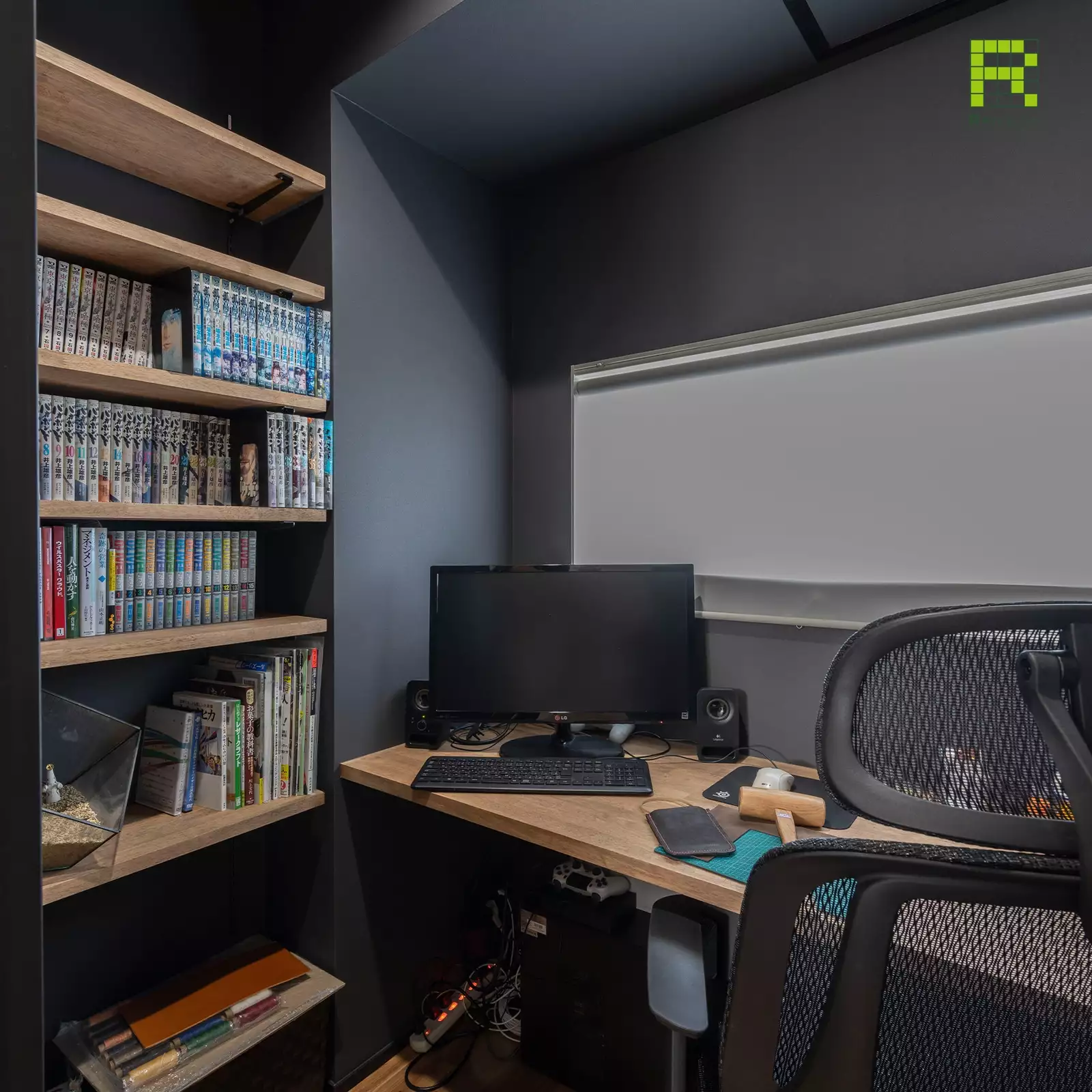 R+houseの物件の書斎の写真です。黒で統一された落ち着く空間。