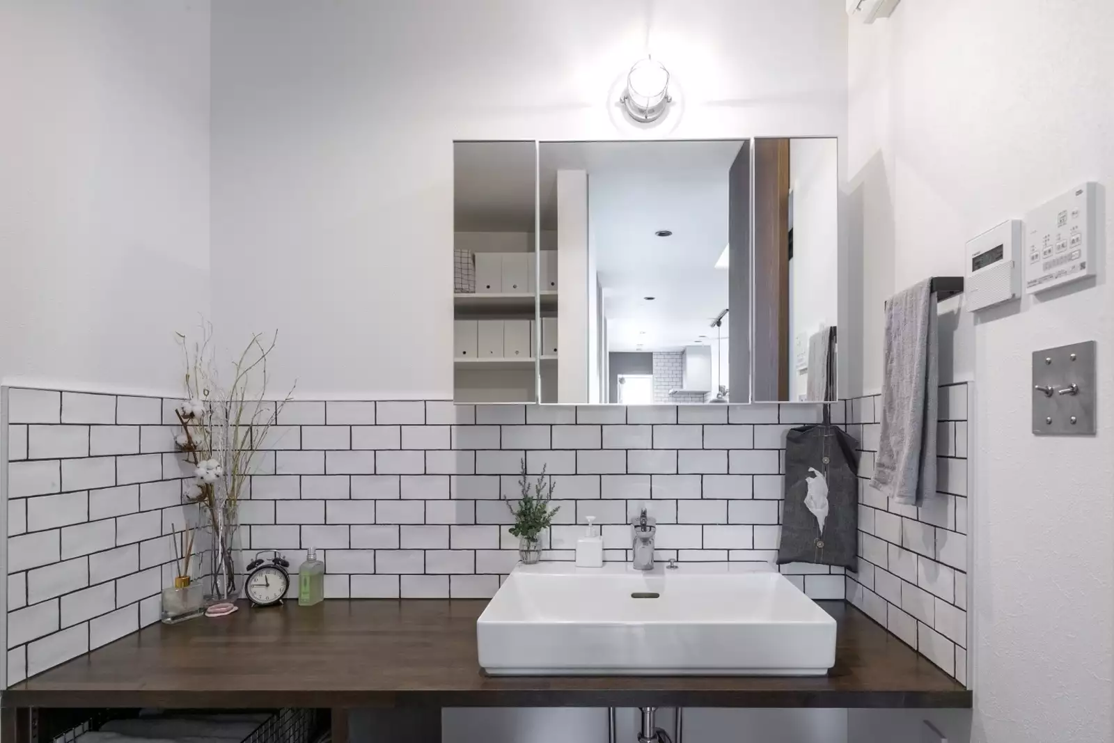 洗面台の白いタイルはキッチン背面と同じものを使用