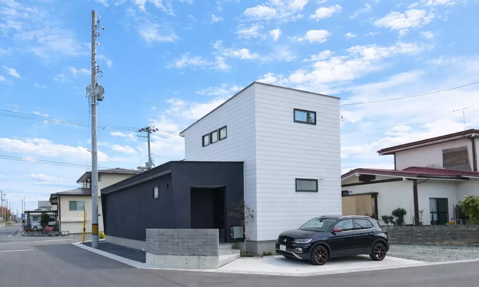 分譲地の入口に建つ風と光のランドマークな家（山形県東根市の事例