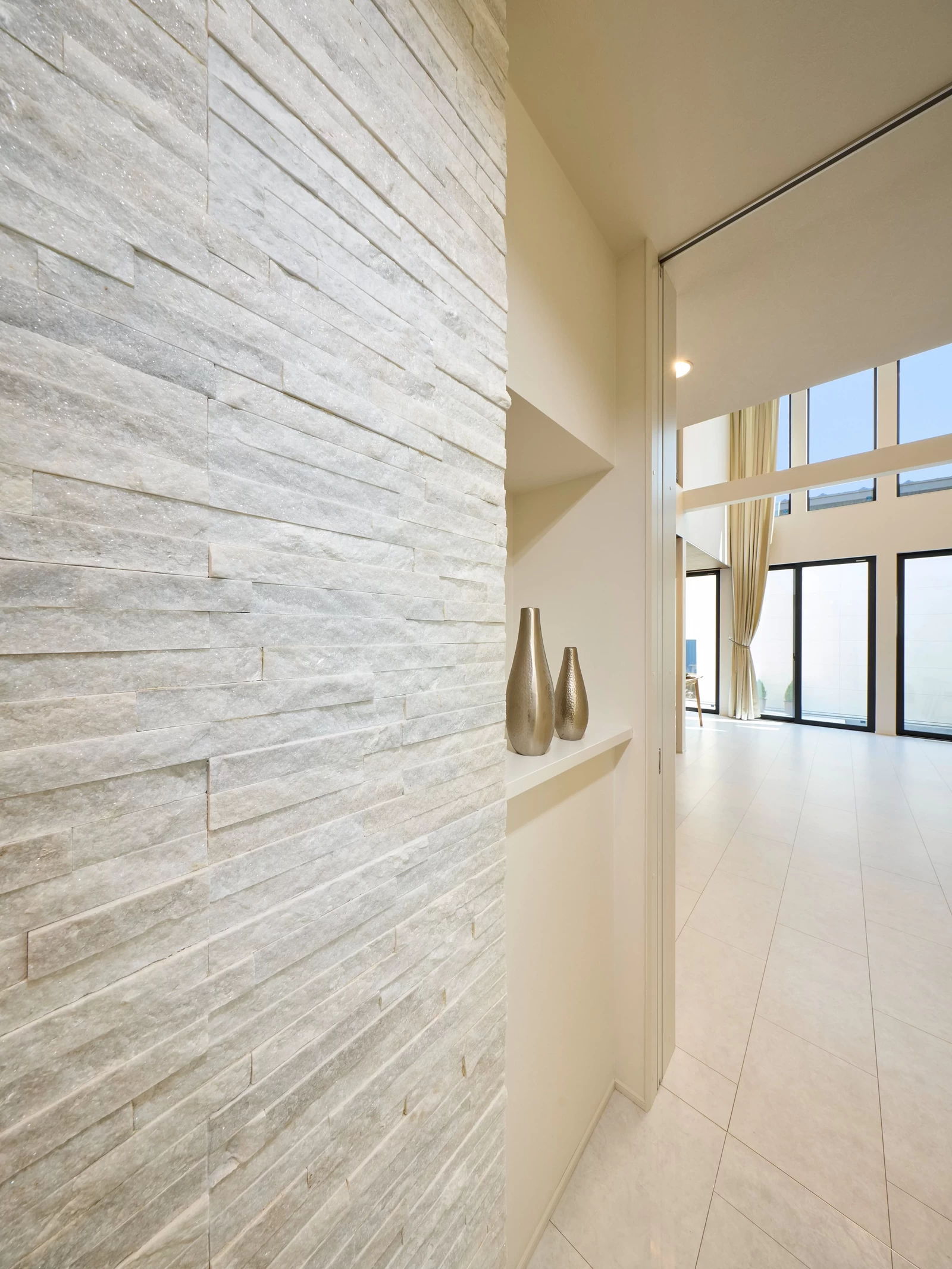 Like　luxury　hotel
～海外のホテルライクな家～(秋田県秋田市)のエントランス・タイルの写真