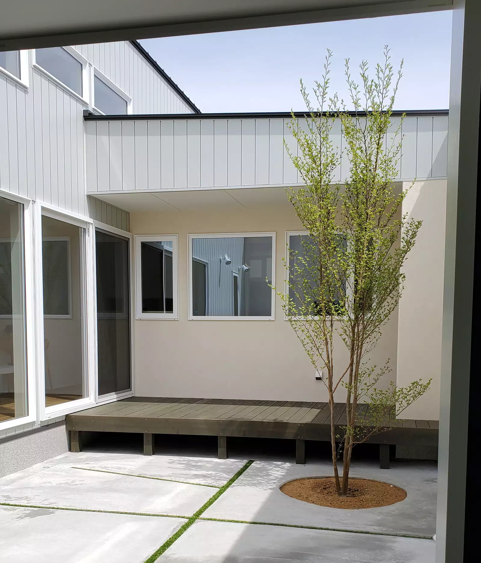 『四季と棲む家』インナーガレージと中庭のある平屋(岐阜県飛騨市)のウッドデッキ・テラス・中庭・パティオの写真