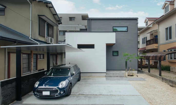 カーポートのあるスタイリッシュなグレー外観