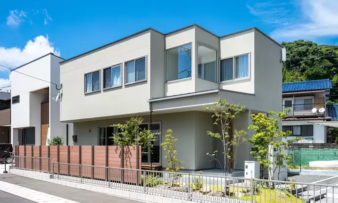 オーバーハングの二階建て住宅