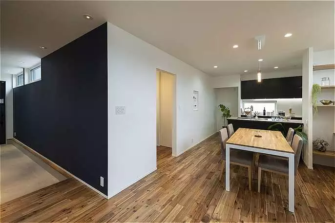 ラジエーションハウス不揃い ギャラリーエントランスが出迎えるワンフロアハウス | 山梨県の